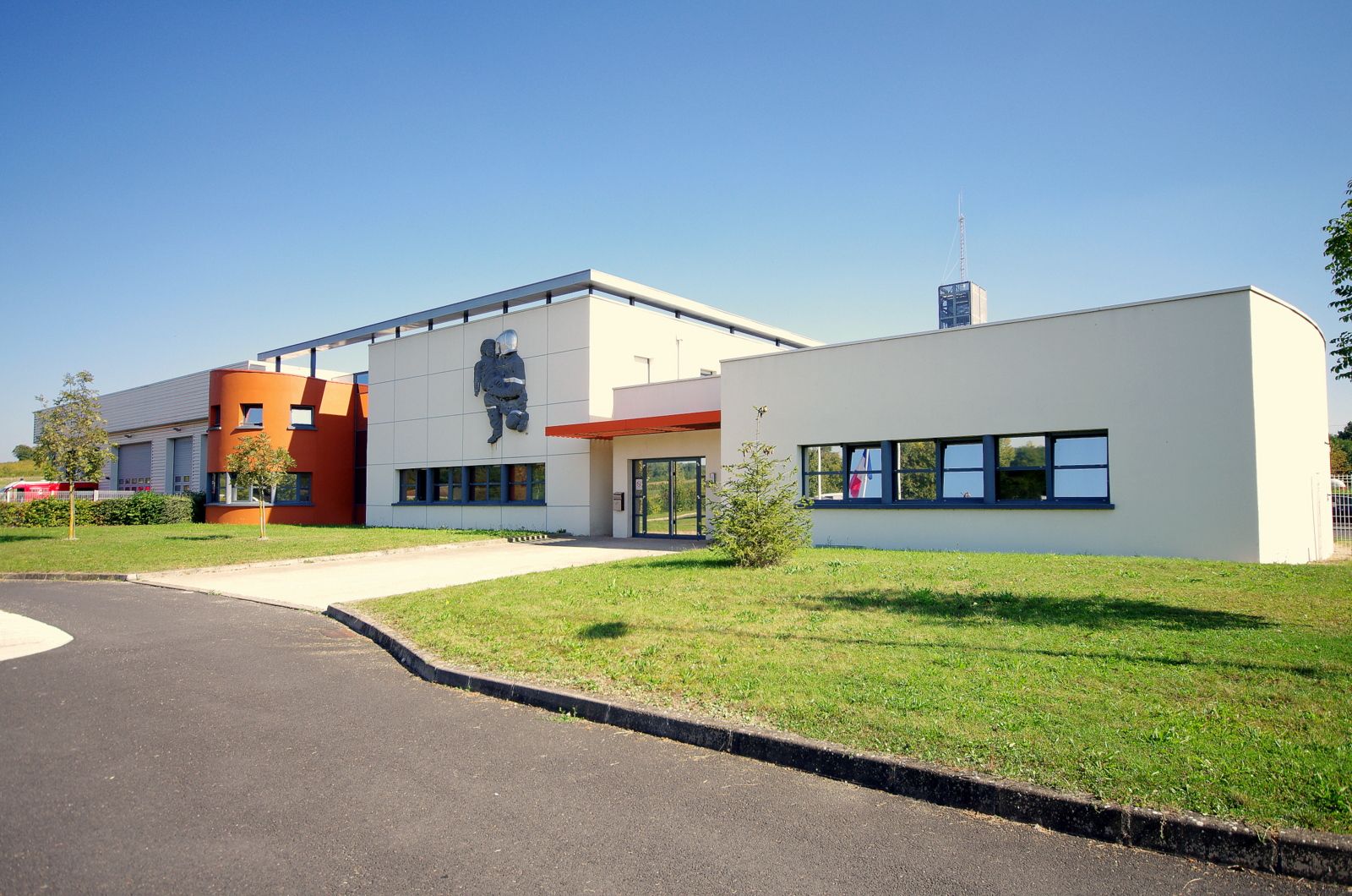 Caserne de pompiers, bâtiment public moderne