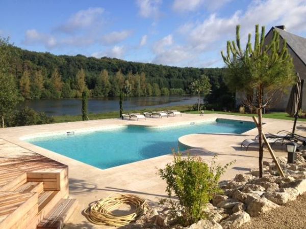 Piscine extérieure et sa plage en pierre – S.A. Pinon