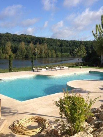 Piscine extérieure et sa plage en pierre – S.A. Pinon