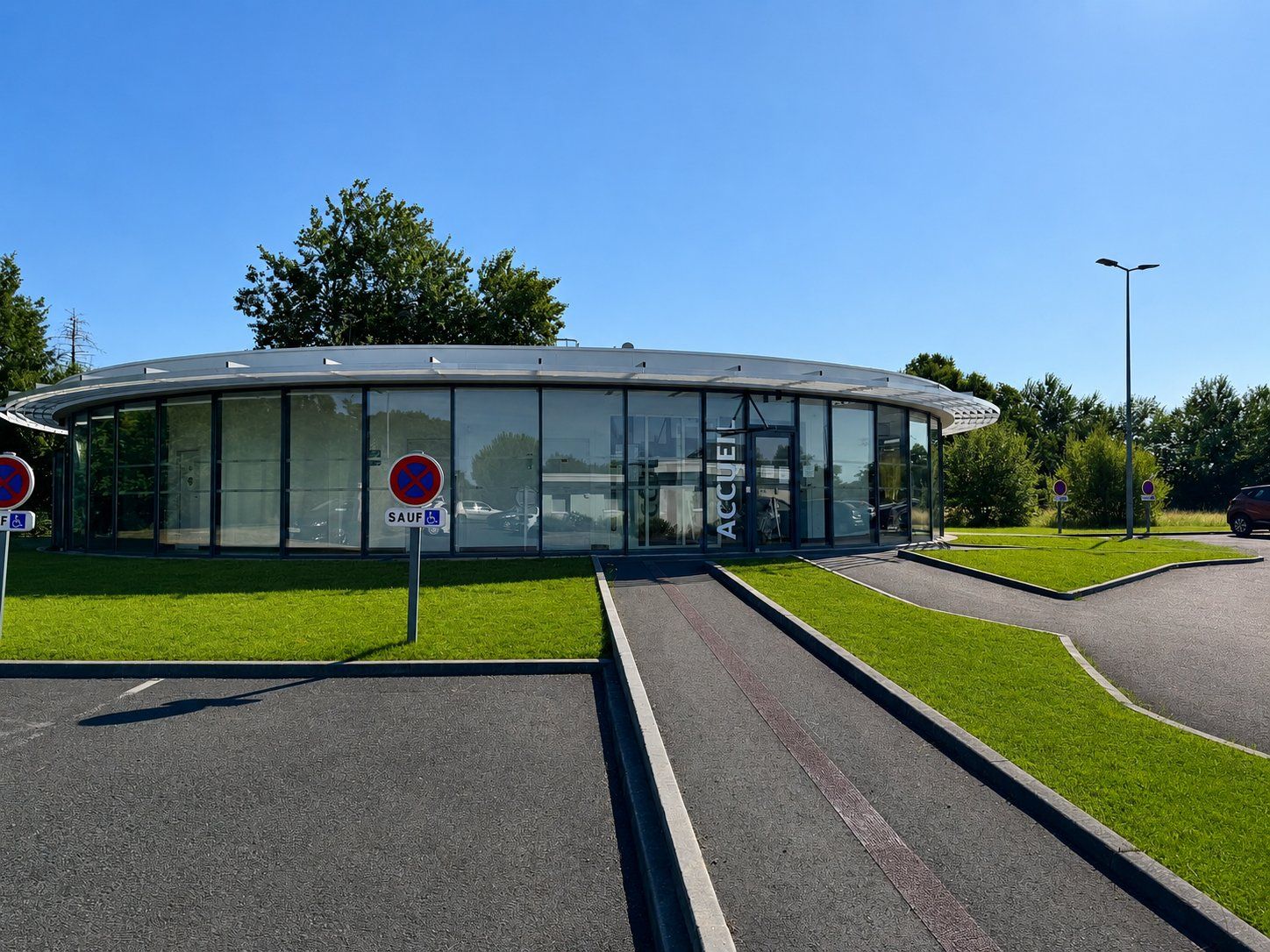 Showroom commercial à façade vitrée