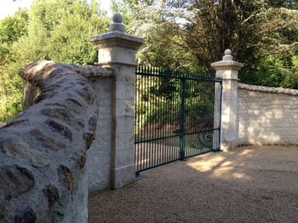 Mur et pilier de portail – taille de pierre, S.A. Pinon