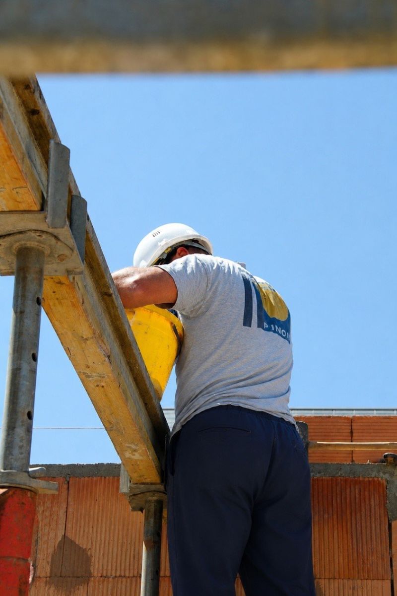 Compagnon de S.A. Pinon au travail sur un chantier