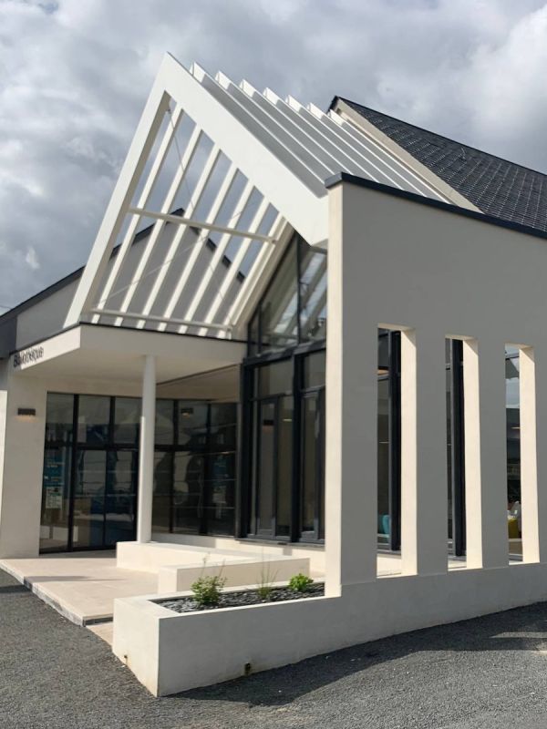 Bâtiment public et son auvent – gros œuvre, S.A. Pinon